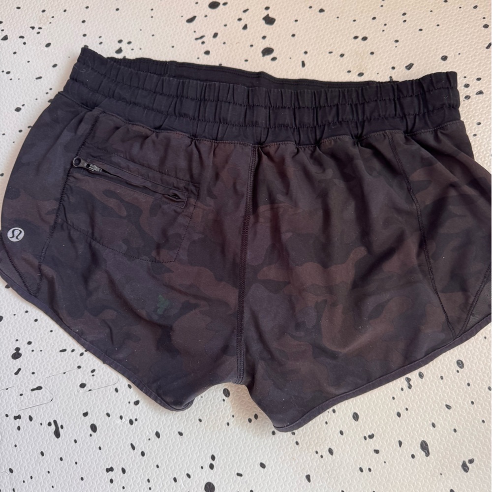 lululemon Women's Black Camo Shorts - Picture 4 of 6